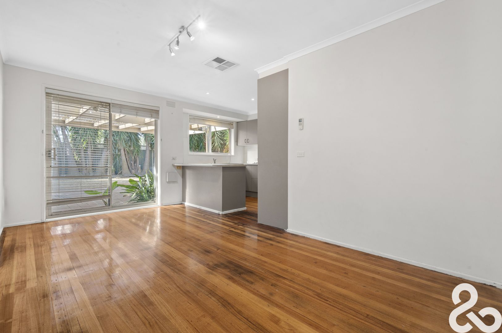 5 Vain Close, Mill Park VIC 3082, Image 2