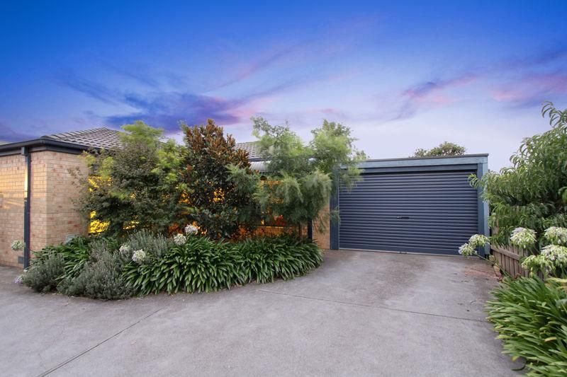 3 bedrooms Apartment / Unit / Flat in 2/1043 North Road HUGHESDALE VIC, 3166
