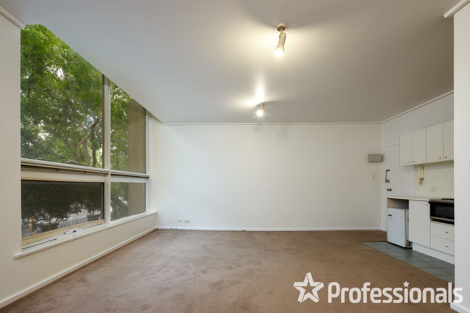 Studio in 2/92 Grey Street, ST KILDA VIC, 3182