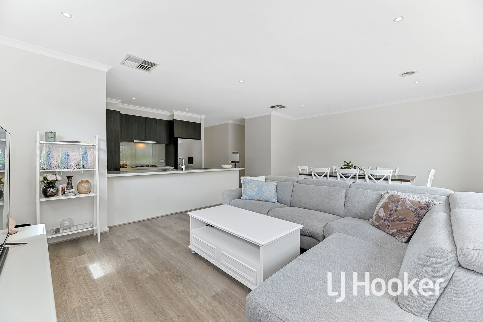 16 Kate Avenue, Hampton Park VIC 3976, Image 2