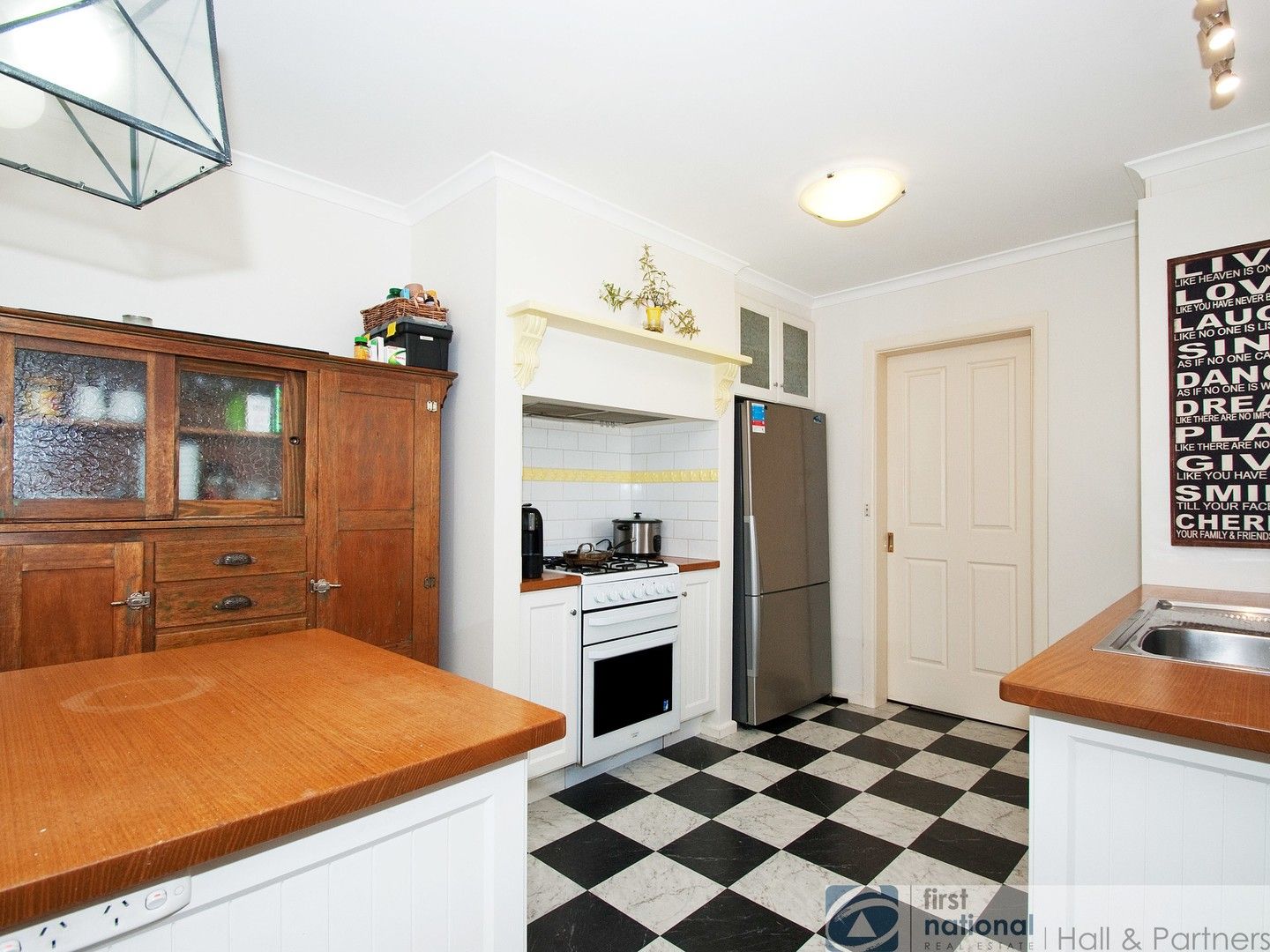 4 bedrooms House in 8 Loch Road KILSYTH VIC, 3137