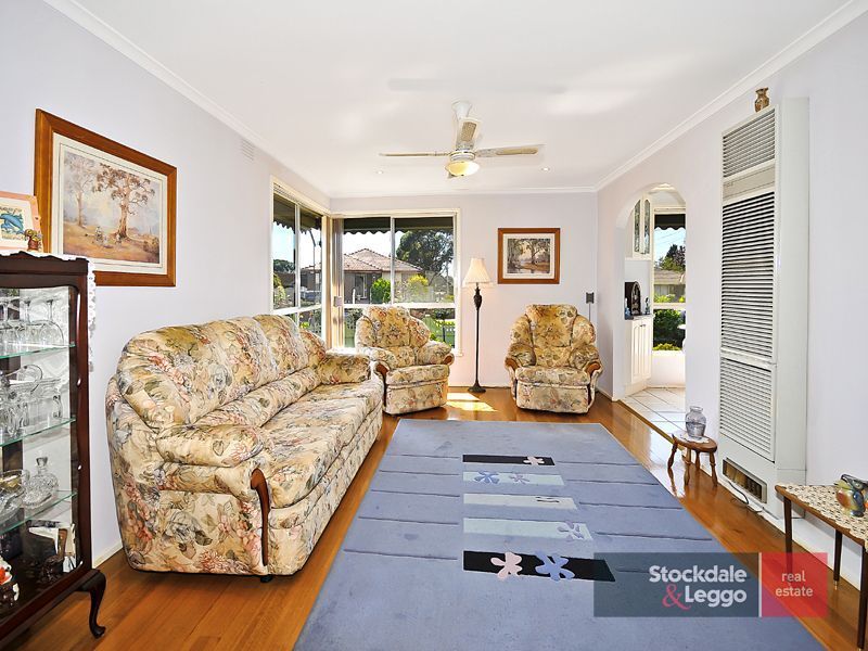 33 Cumberland Crescent, THOMASTOWN VIC 3074, Image 2