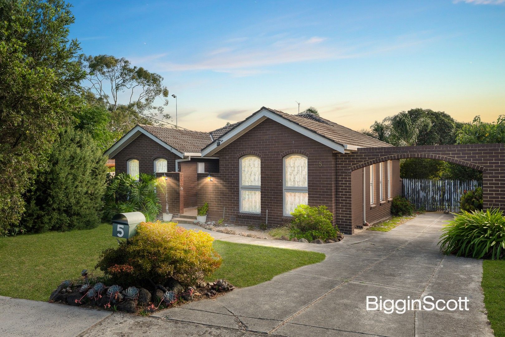 4 bedrooms House in 5 Swift Drive GLEN WAVERLEY VIC, 3150