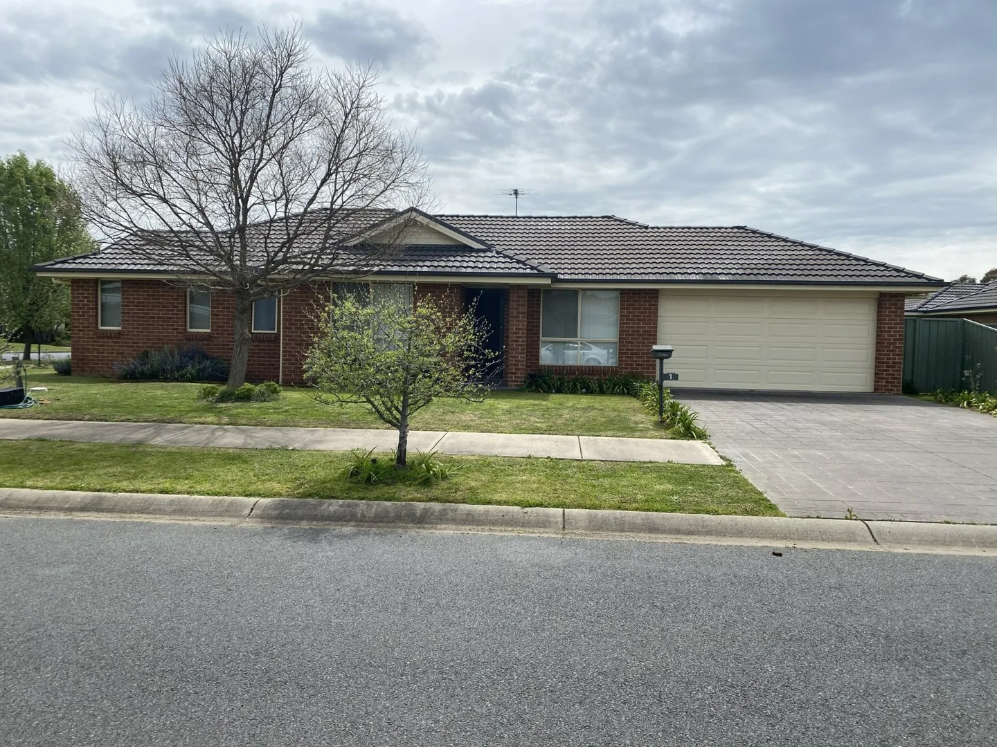 1 Garland Place, Young NSW 2594