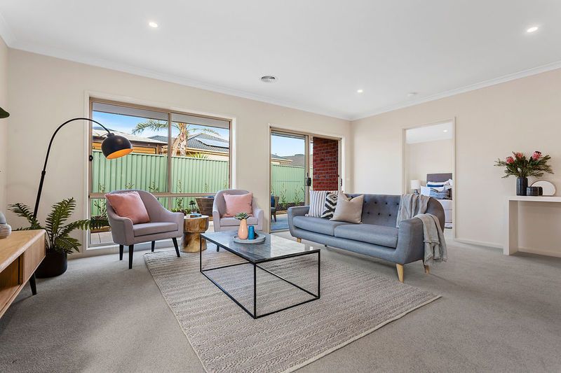 122/2 Rochester Parade, Cranbourne East Property History & Address