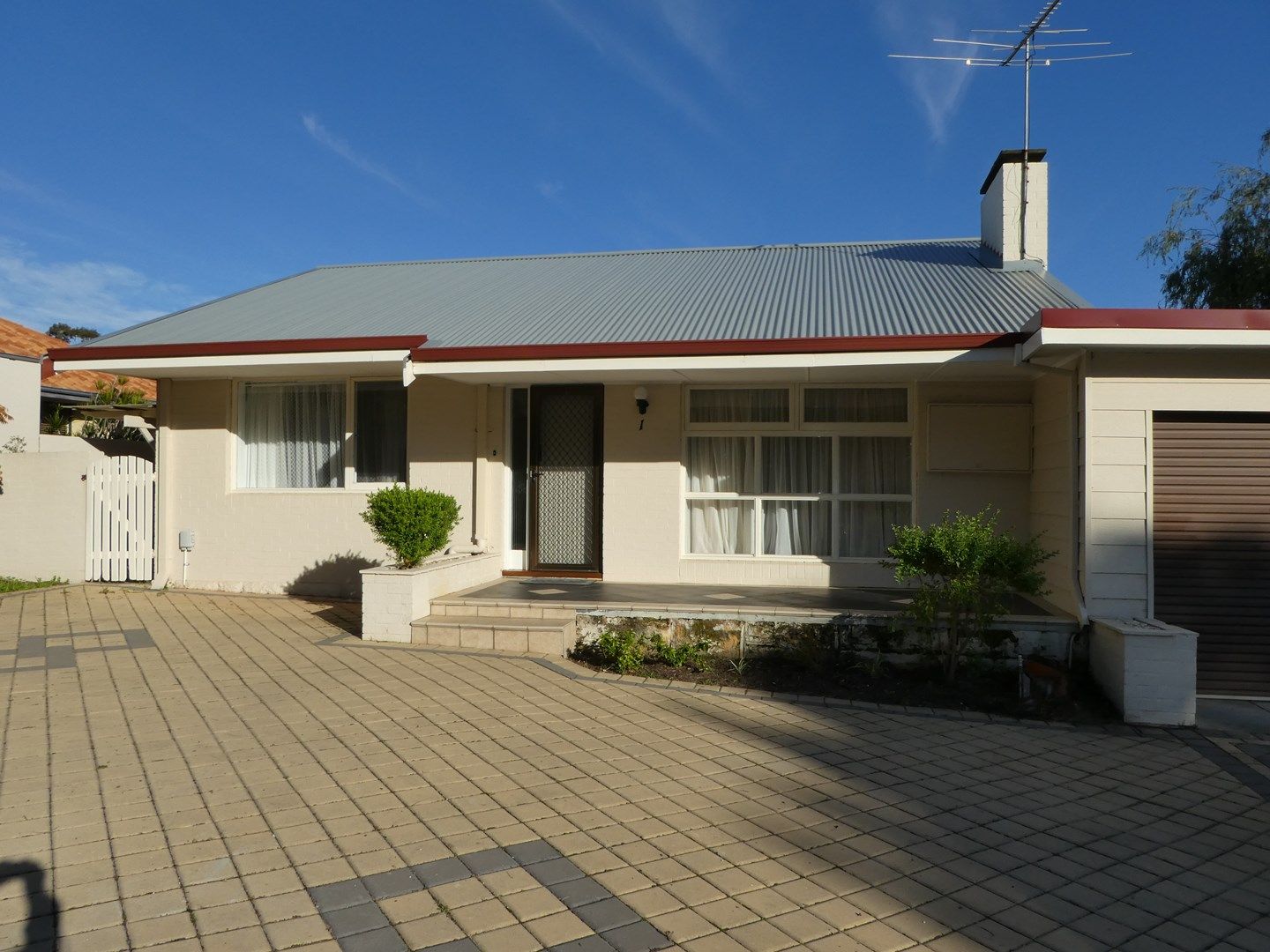 3 bedrooms Villa in 1/3 Ruth Street COMO WA, 6152