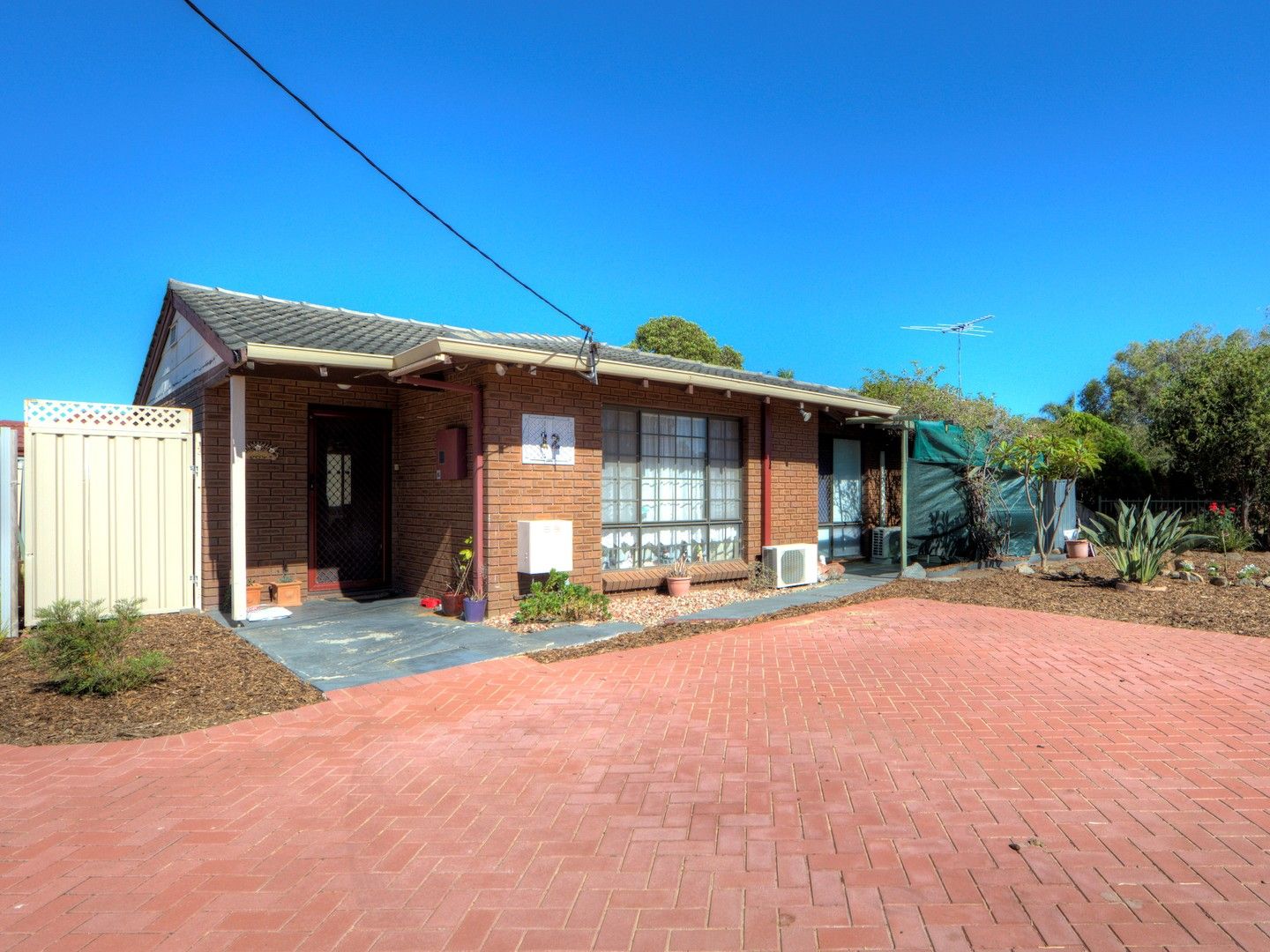 3 bedrooms House in 12 Mallow Way FORRESTFIELD WA, 6058