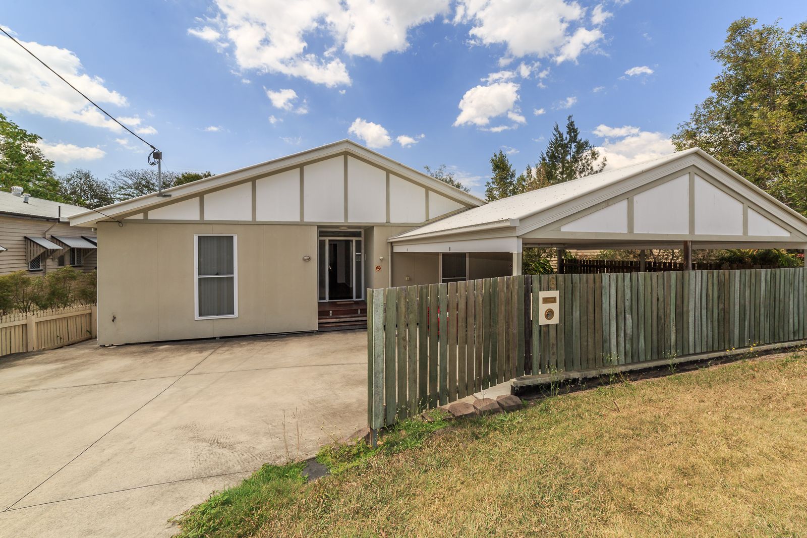 1 bedrooms Apartment / Unit / Flat in 1/8 Sydney Street FAIRFIELD QLD, 4103