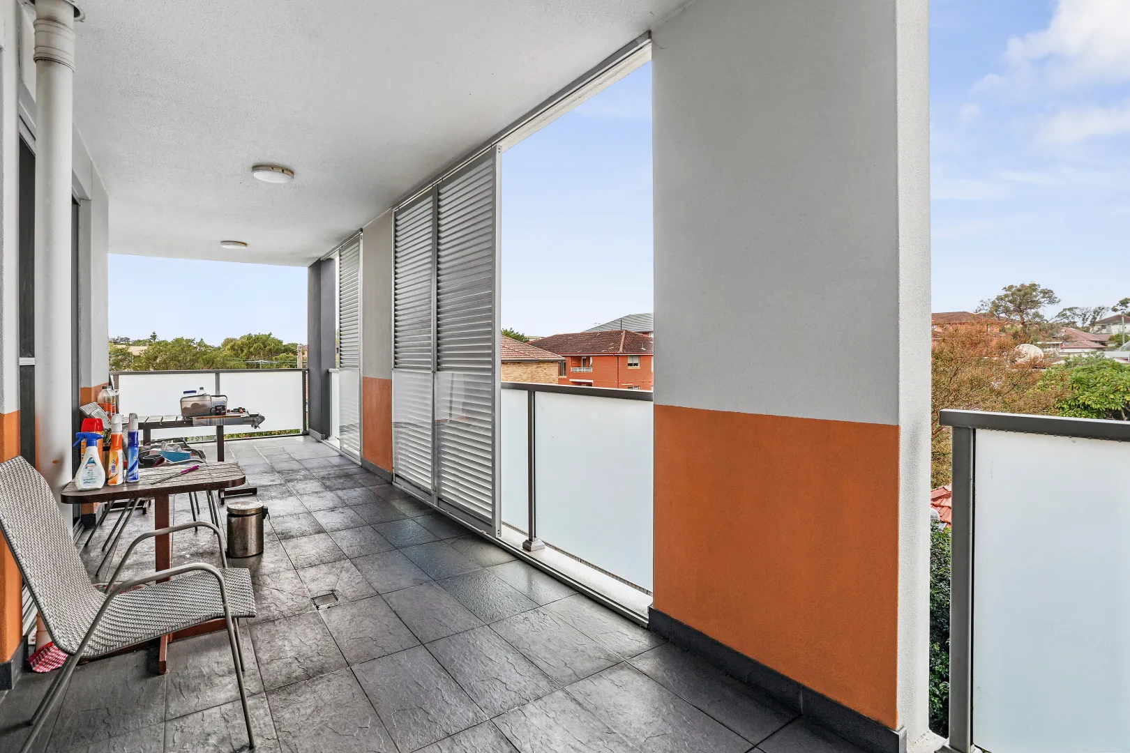 Modern Oversized Apartment with 135sqm on Title, Walk to Belmore Station - Widok 3