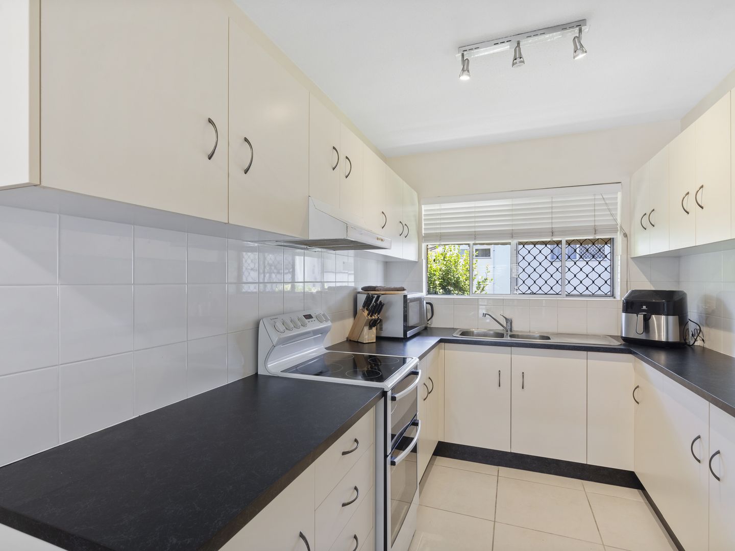 2/52 Berrima Street, Wynnum QLD 4178, Image 1