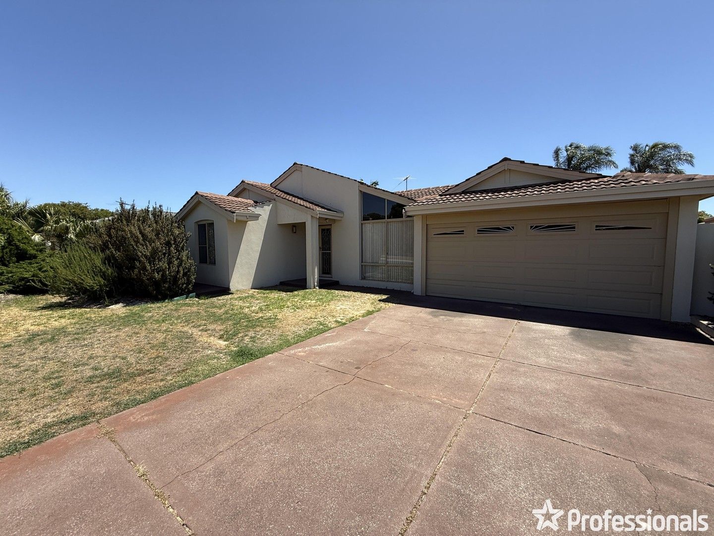 5 bedrooms House in 9 Lakeside Drive THORNLIE WA, 6108