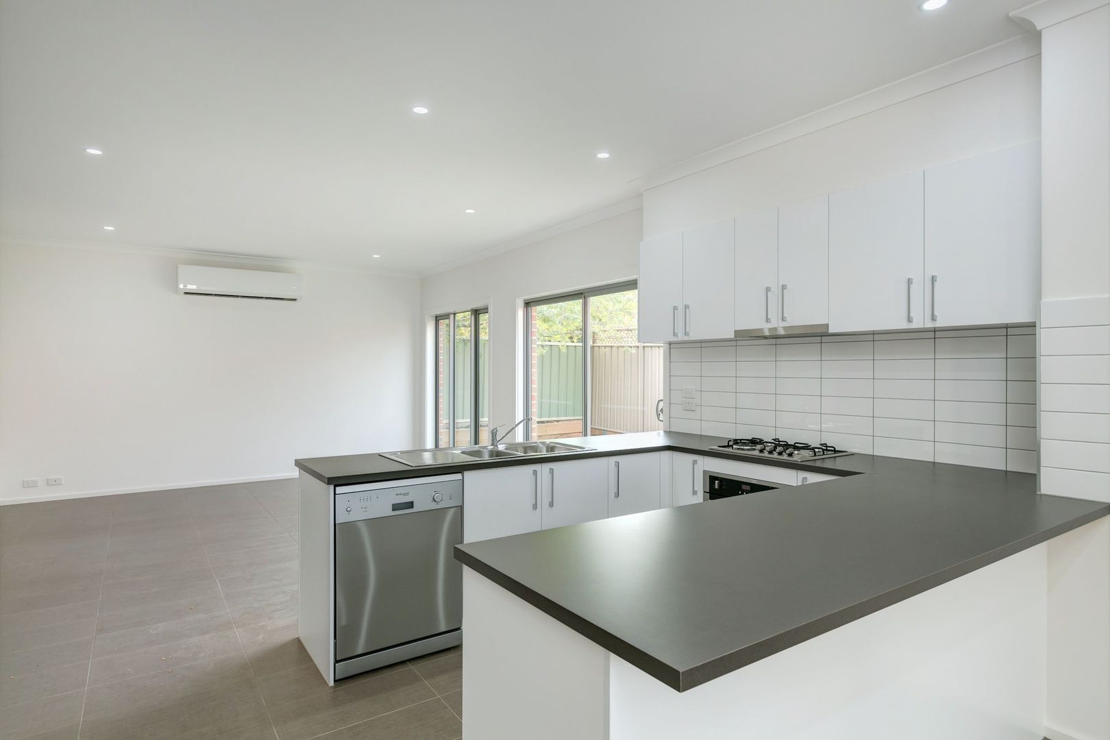 1/33A Booth Street, Golden Square VIC 3555, Image 2