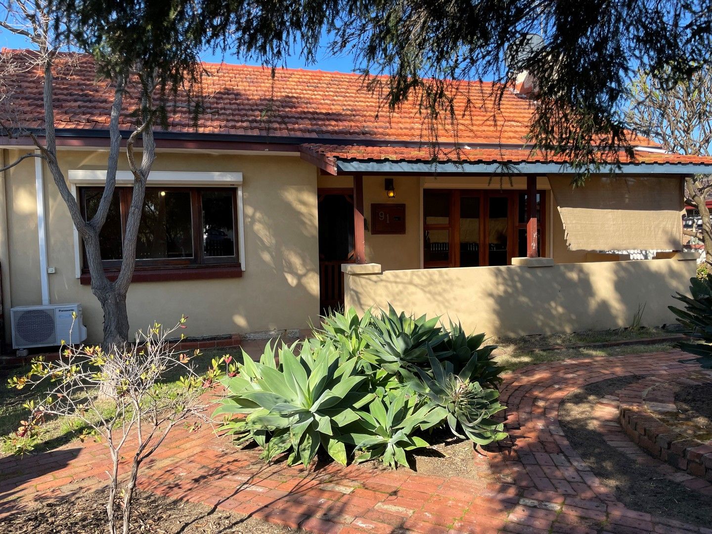 4 bedrooms House in 91 Barrington Street LAKE COOGEE WA, 6166