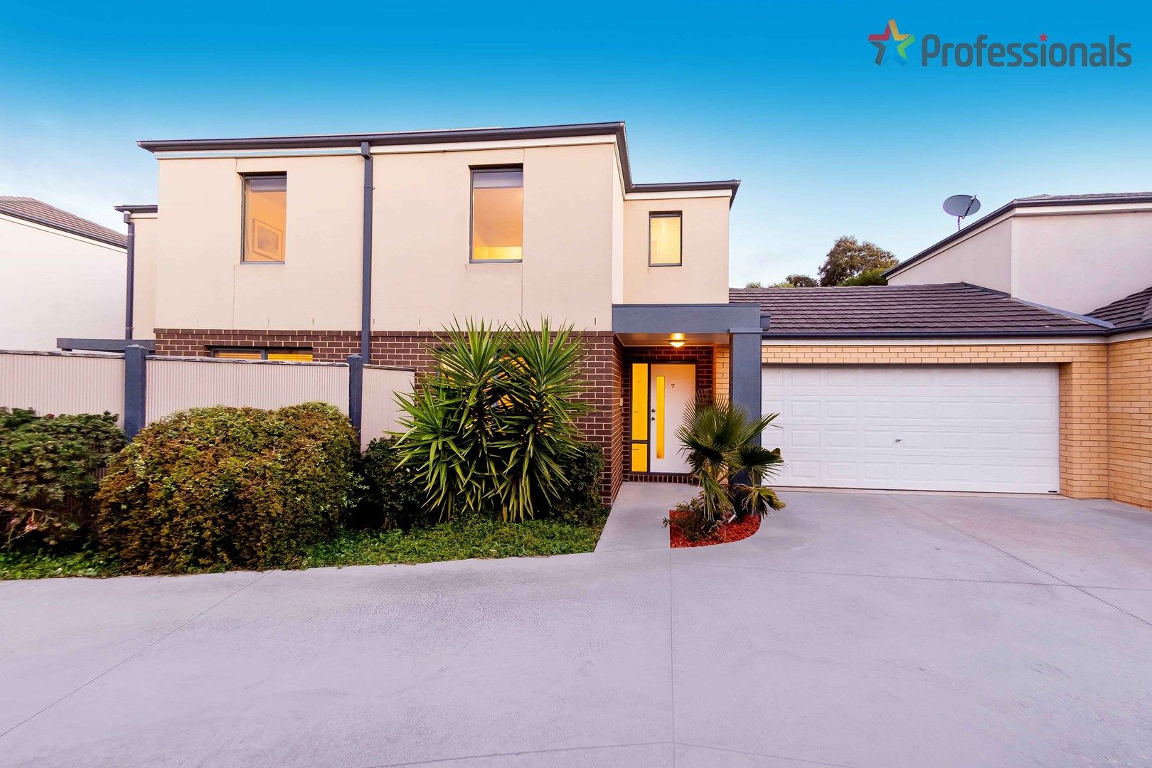 7/8 Sherdley Green, Caroline Springs VIC 3023, Image 0