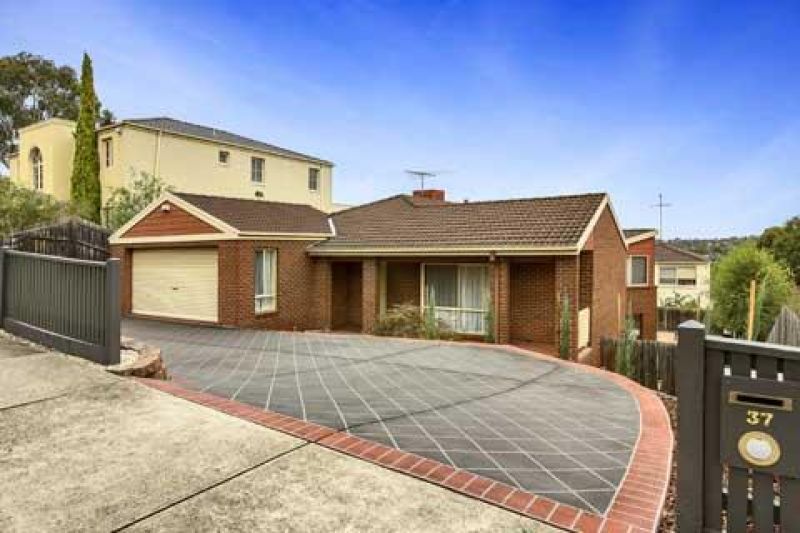 4 bedrooms House in 37 Balwyn Road BULLEEN VIC, 3105
