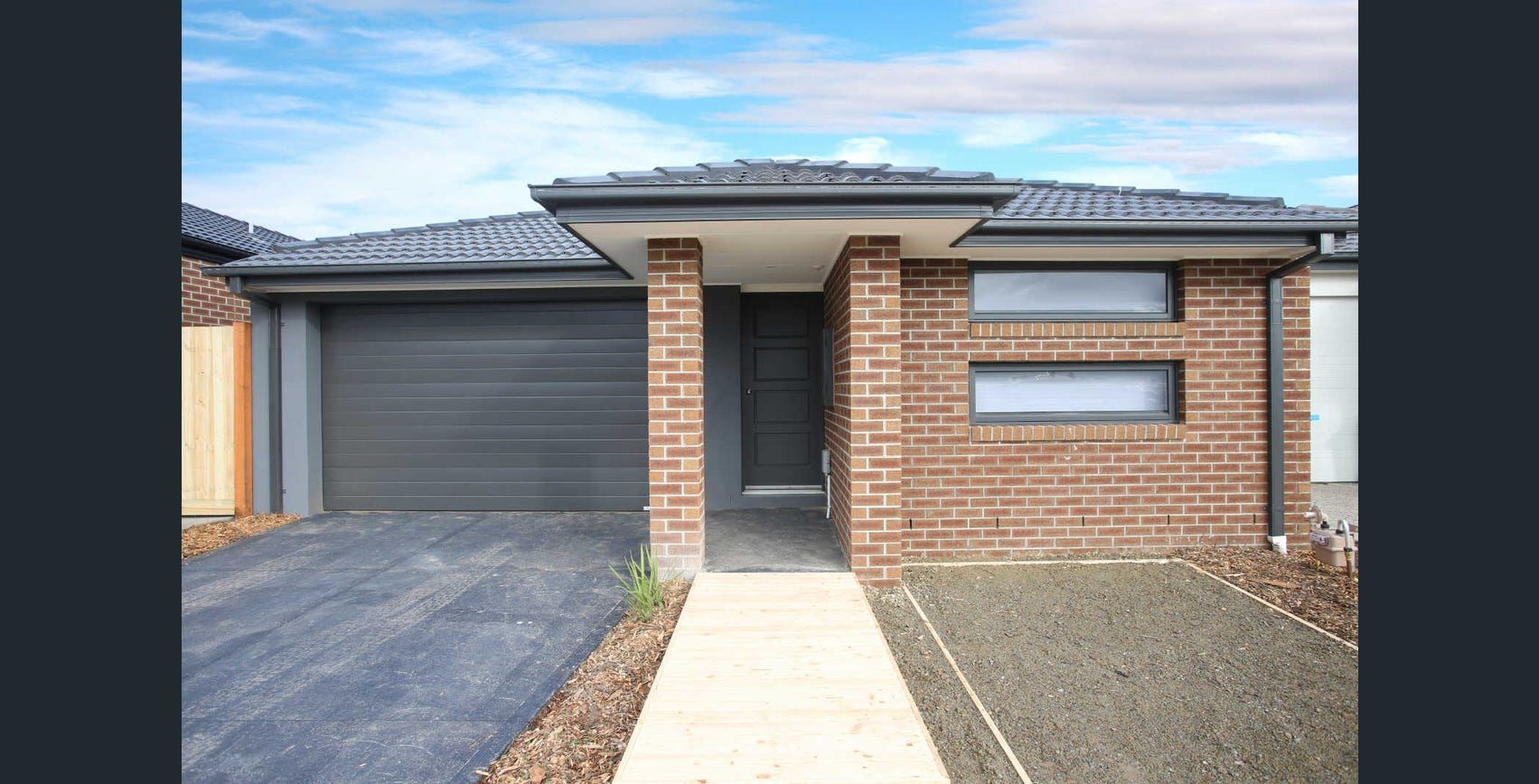 16 Dalziell Crescent, Cranbourne North VIC 3977