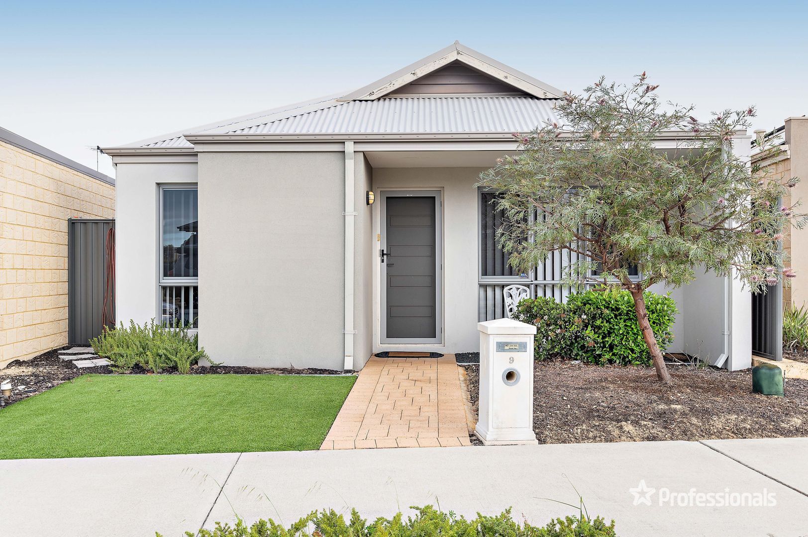 4 bedrooms House in 9 Cinnabar Bend AVELEY WA, 6069