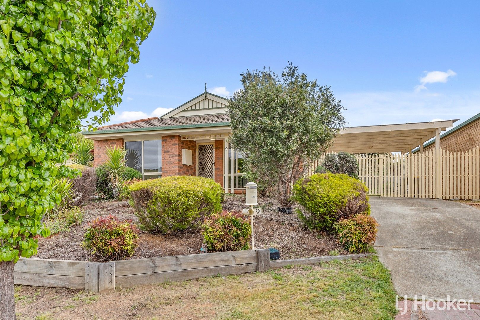 9 Thornhill Crescent, Dunlop Property History & Address Research Domain