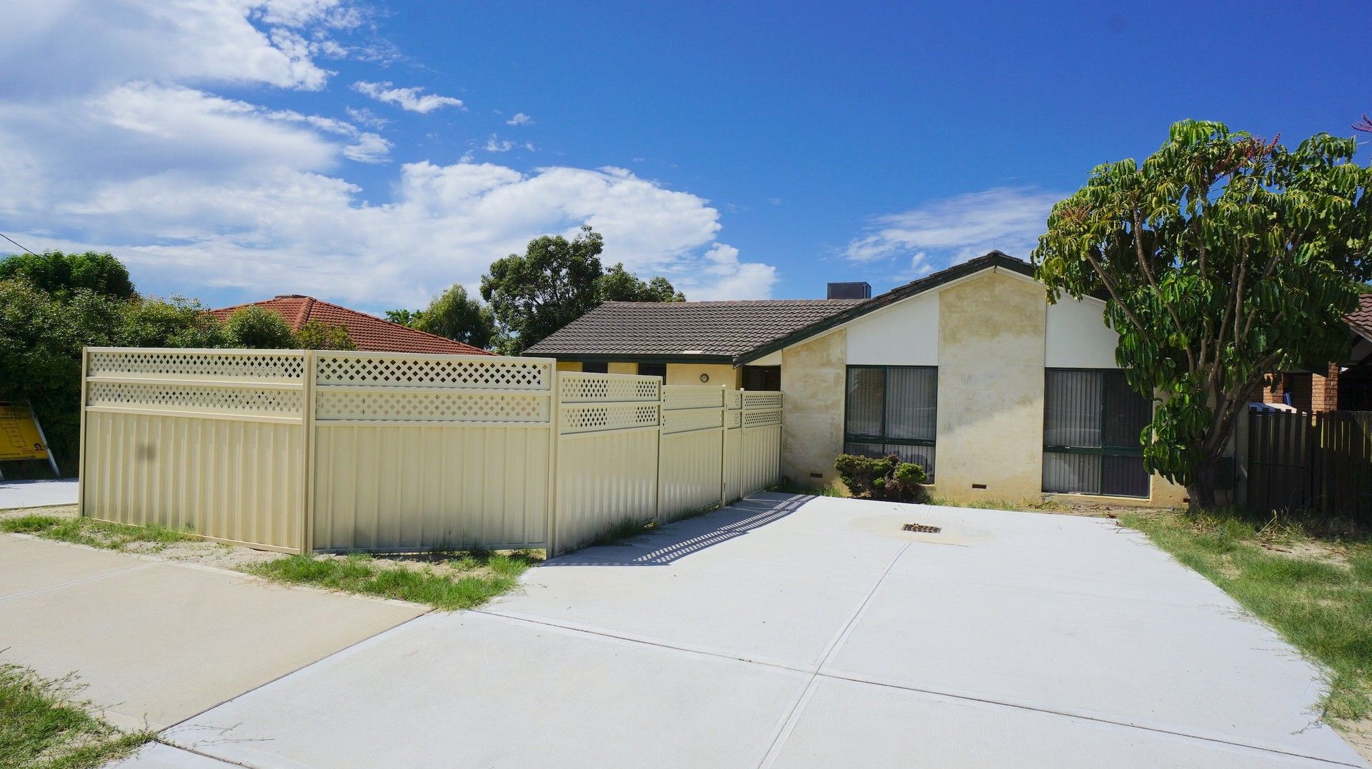 3 bedrooms House in 28a Yale Road THORNLIE WA, 6108
