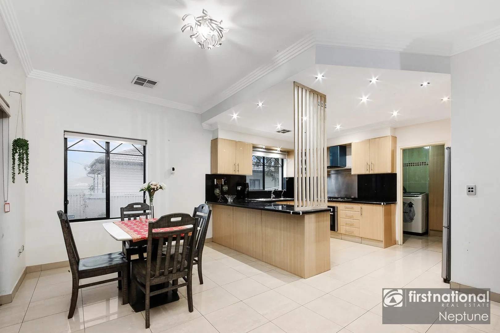 NO STRATA, NORTH-FACING SOLID DOUBLE-BRICK DUPLEX WITH CONCRETE SLABS ON GROUND AND FIRST FLOOR - QUALITY PROPERTY! – pohled 3