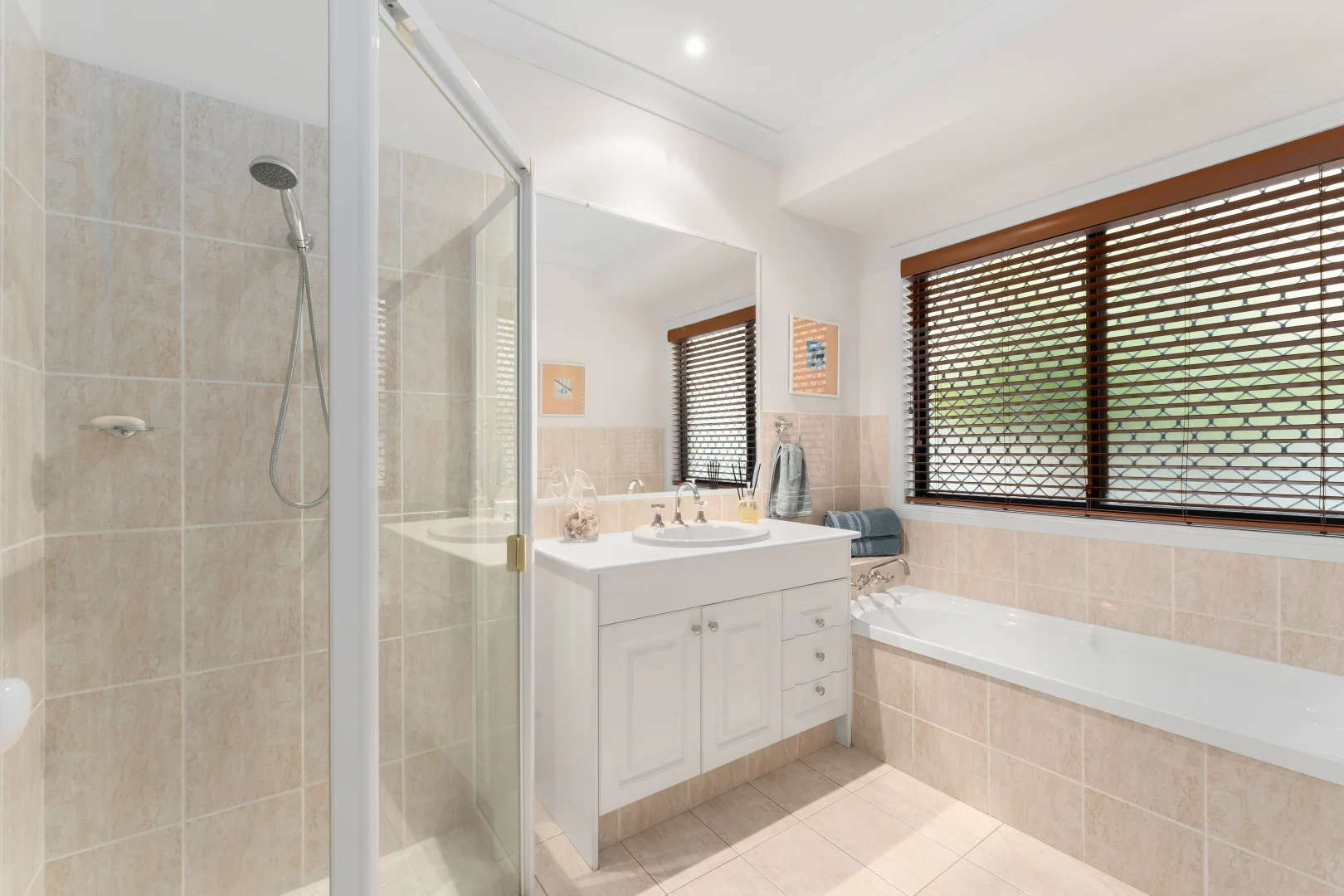 Additional image 13 of 30 Nottinghill Gate Drive, Arundel QLD 4214