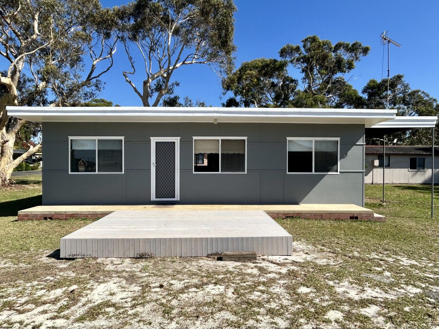 2 bedrooms House in 8 Center Street CALLALA BEACH NSW, 2540