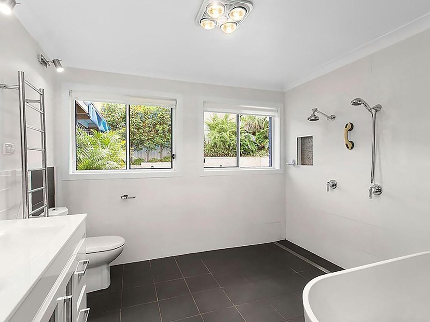 284 Avoca Drive, Green Point NSW 2251, Image 2