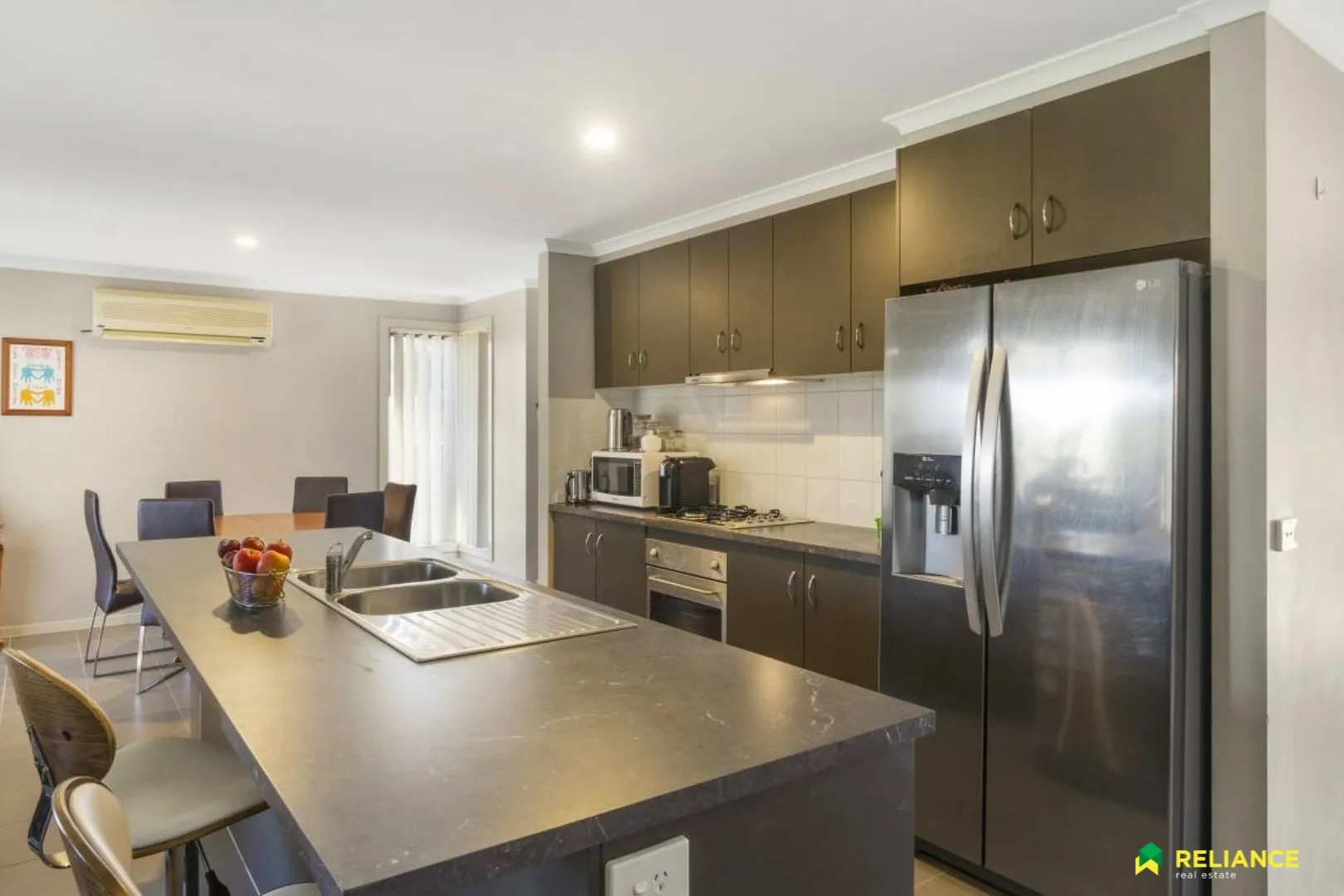 Light-Filled Family Haven in a Sought-After Pocket of Point Cook - Widok 5