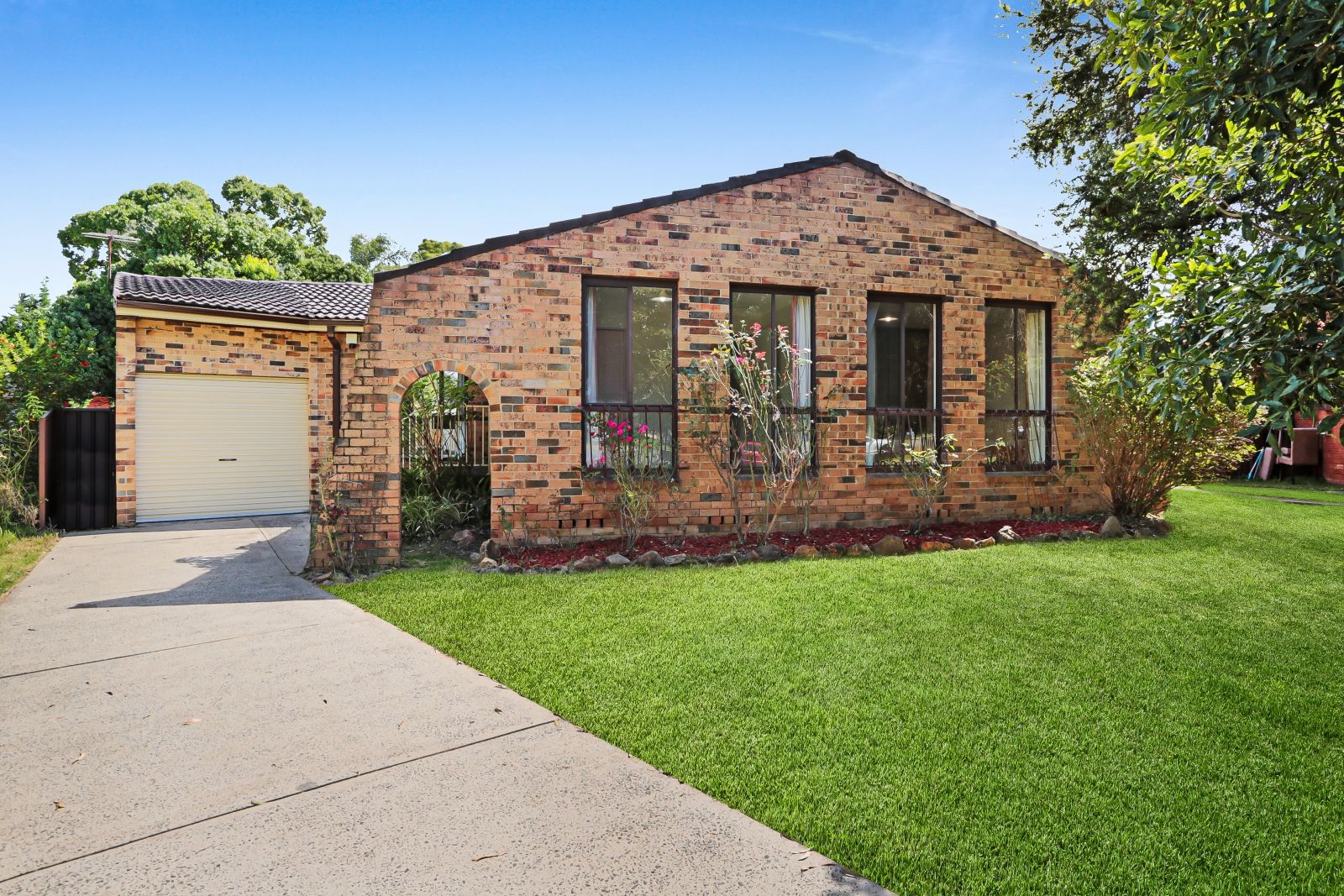 17 Groundsel Avenue, Macquarie Fields Property History & Address