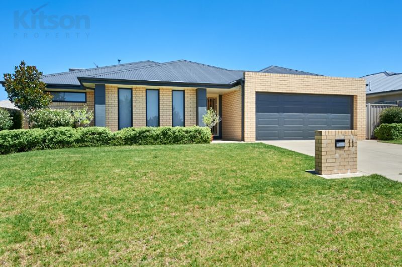 11 Bindari Avenue, Glenfield Park NSW 2650, Image 0