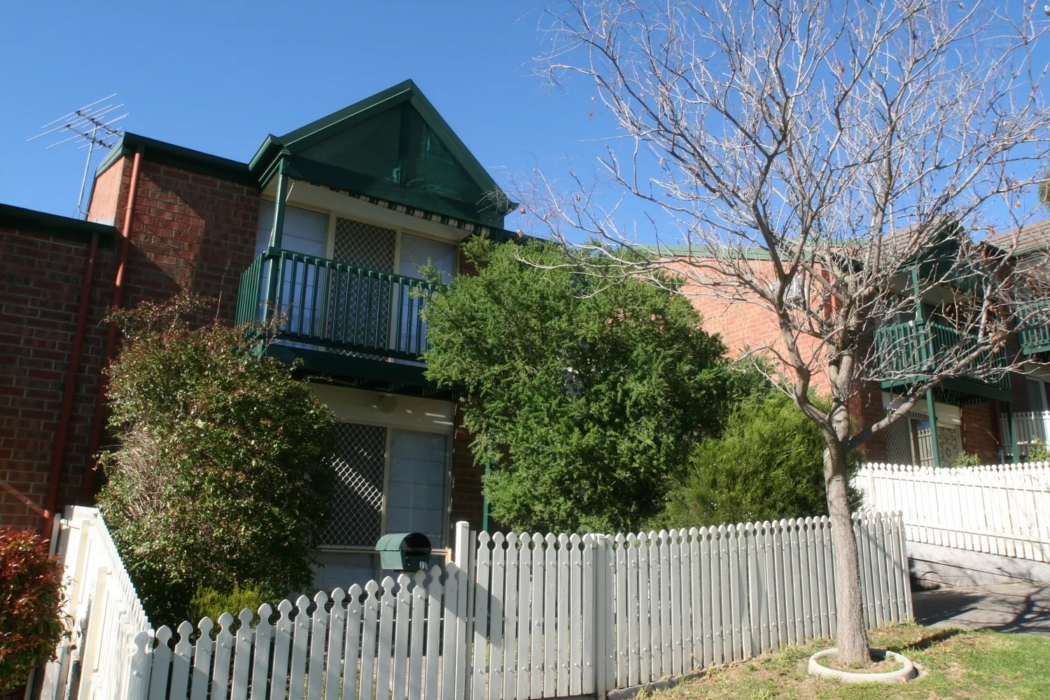 THREE BEDROOM TOWNHOUSE IN QUIET LOCATION!