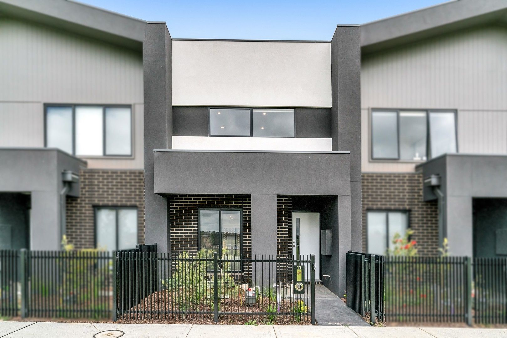 2 bedrooms Townhouse in 11 Jodrew Walk MICKLEHAM VIC, 3064
