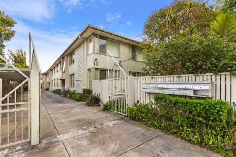 2 bedrooms Apartment / Unit / Flat in 2/18 Roselea St CAULFIELD SOUTH VIC, 3162