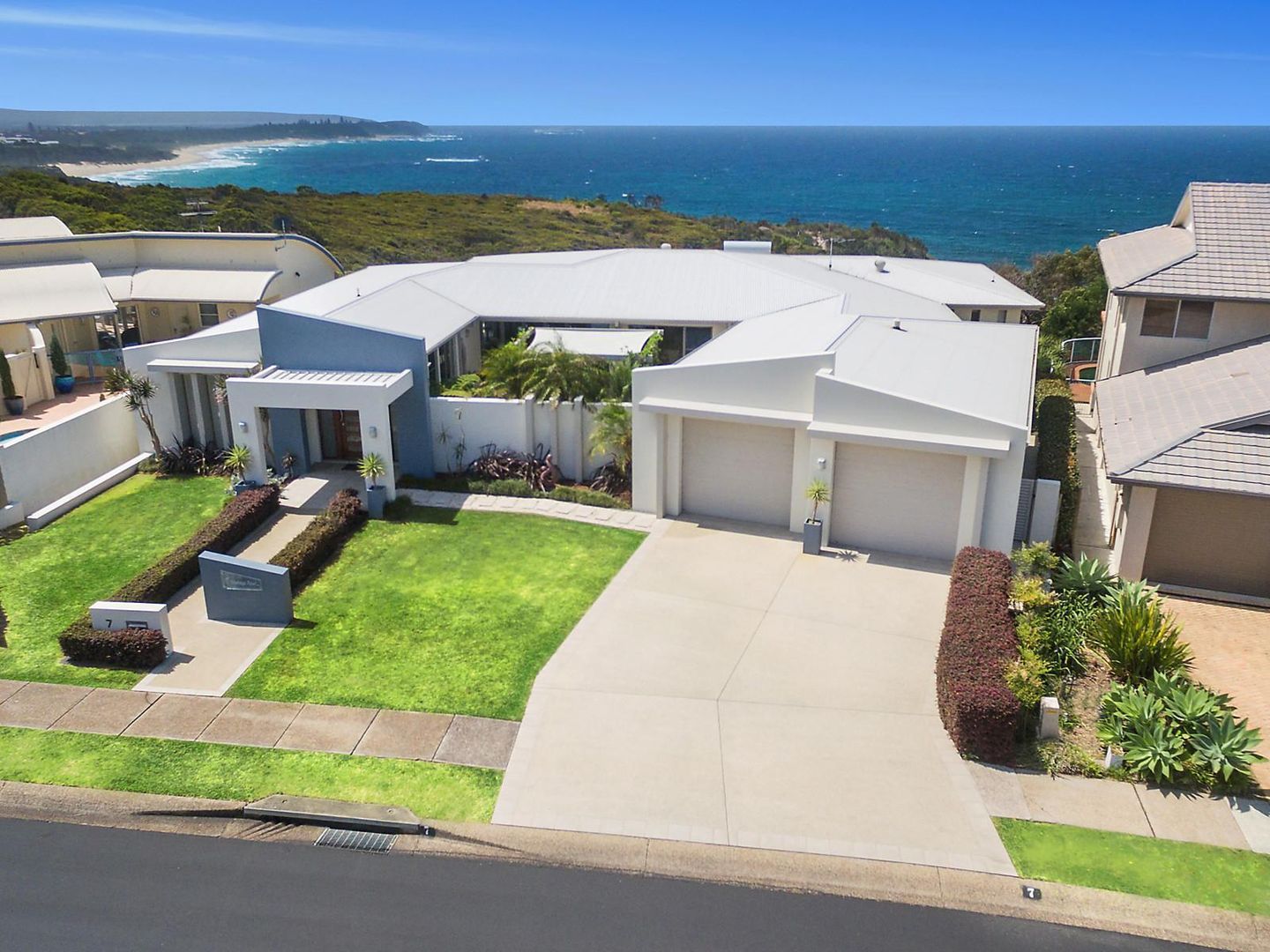 7 Seacliff Place, Caves Beach Property History & Address Research