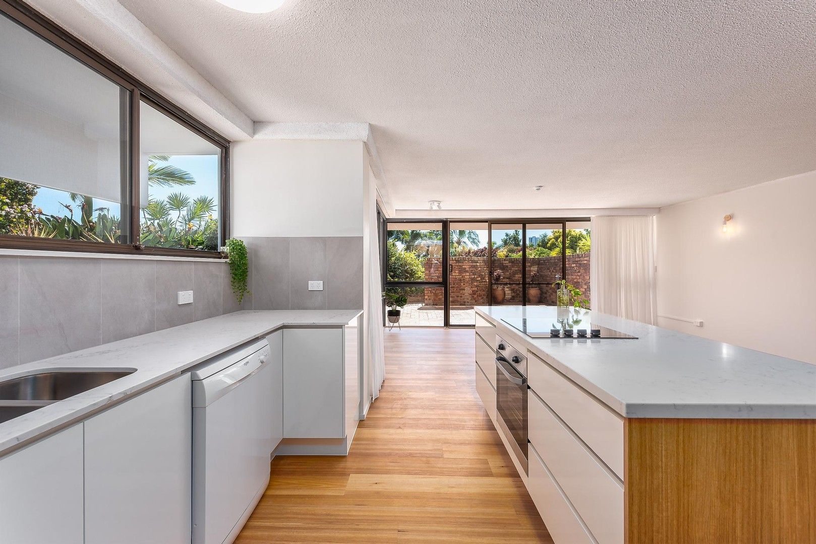 3 bedrooms Apartment / Unit / Flat in 5/54 Hooker Boulevard MERMAID WATERS QLD, 4218