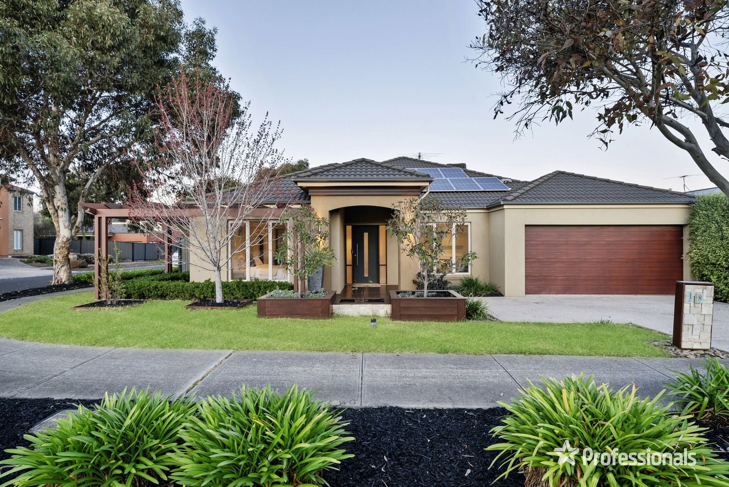 4 bedrooms House in 18 Pembury Way HILLSIDE VIC, 3037