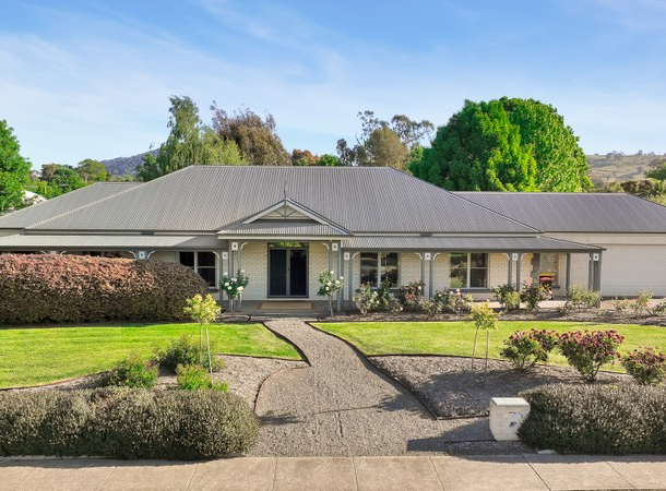 4 Stewart Street, Mansfield VIC 3722