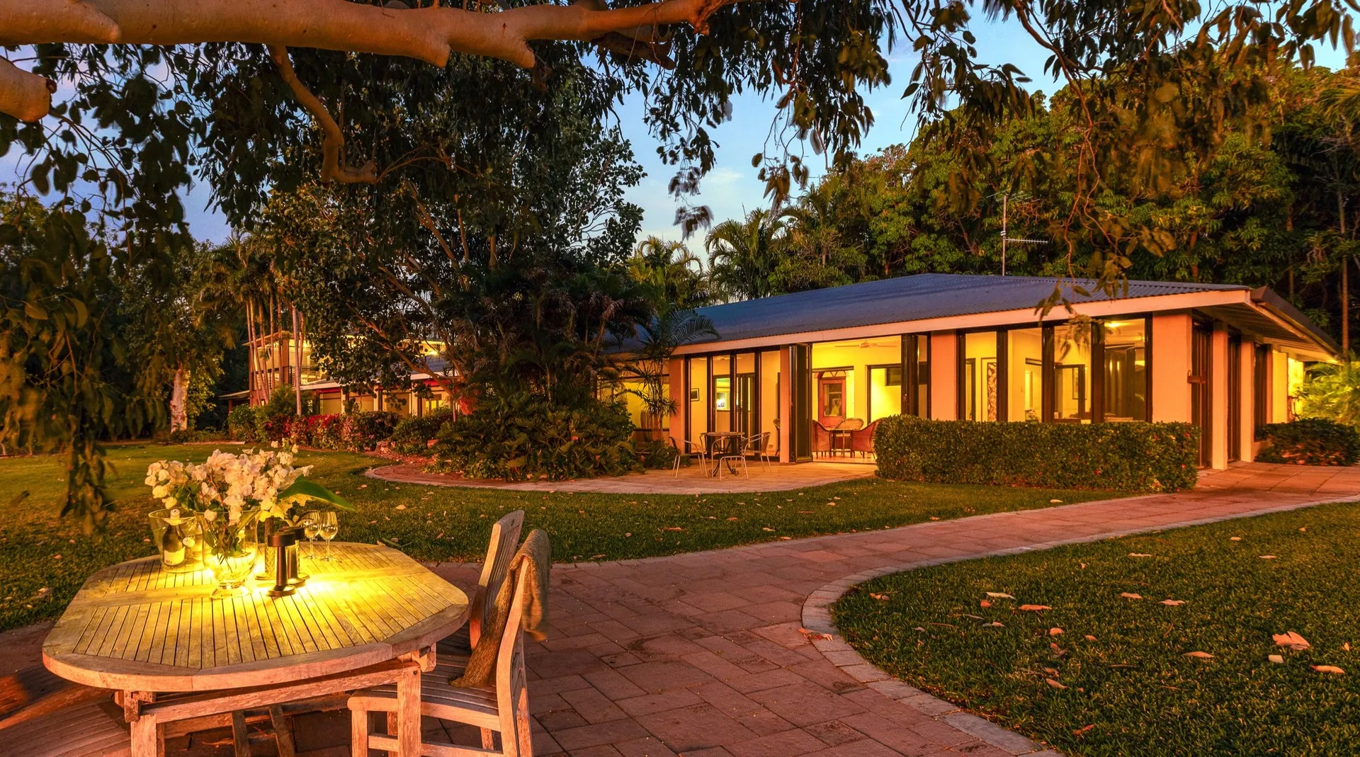 A COCONUT WELL STUNNING RESIDENCE - A FAMILY HOME FOR EVERYONE