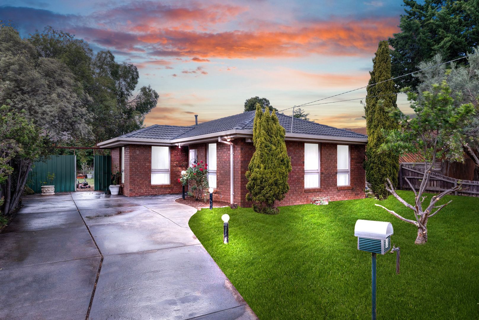 3 bedrooms House in 8 Dobell Crescent WERRIBEE VIC, 3030