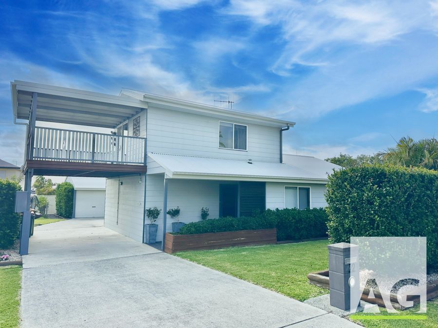 5 bedrooms House in 22 Seaview Street DIAMOND BEACH NSW, 2430