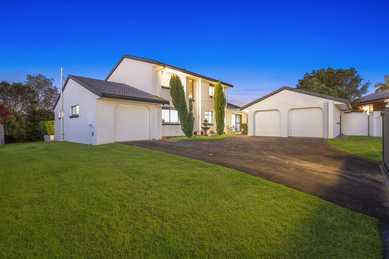 5 bedrooms House in 9 Teak Place ASHMORE QLD, 4214