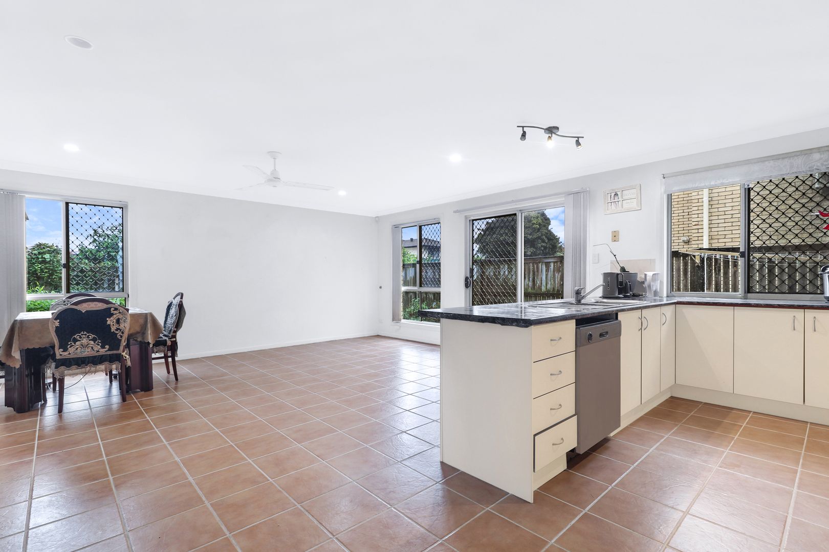 27 Tallowood Way, Sunnybank Hills QLD 4109, Image 2