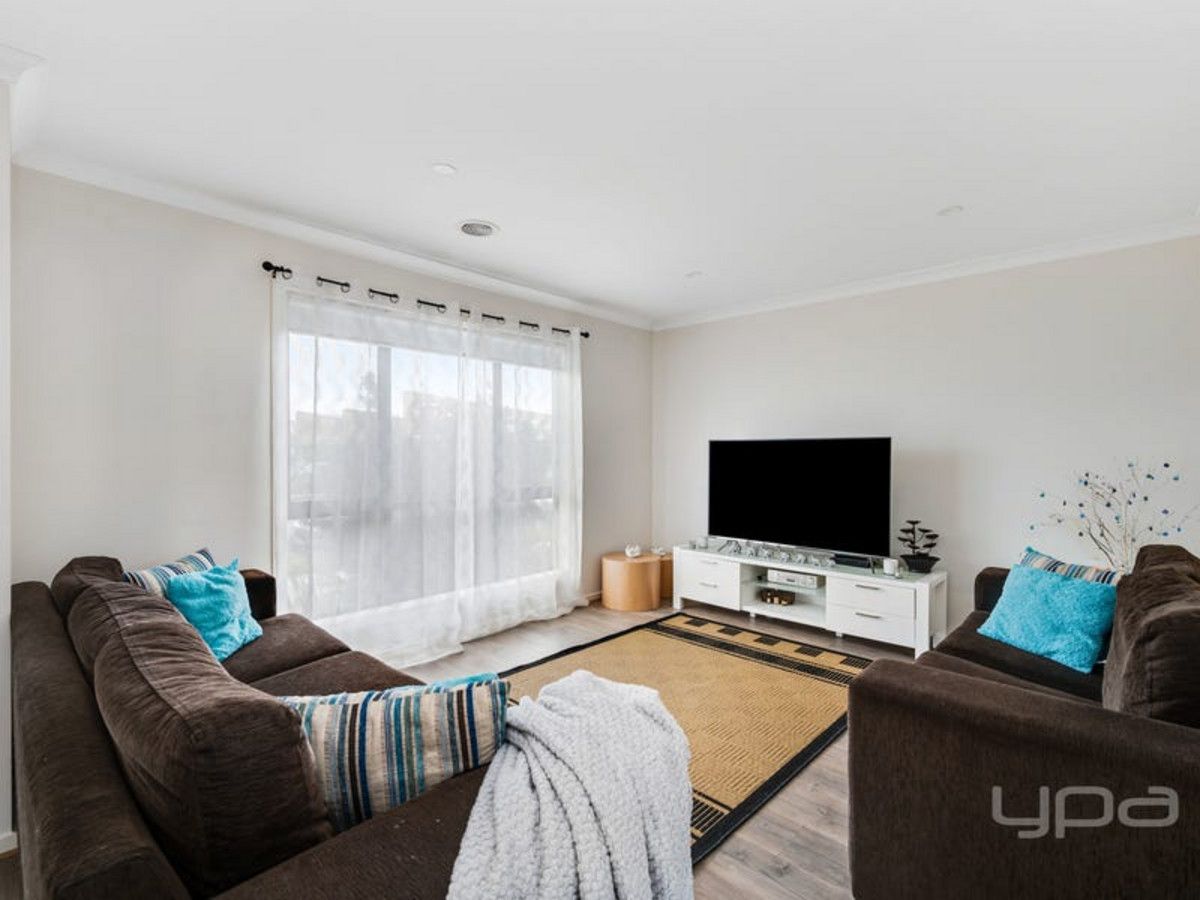 27 Hollywood Drive, Roxburgh Park VIC 3064, Image 2