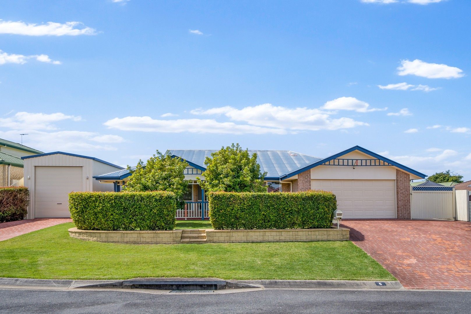 5 bedrooms House in 6 Alambi Court ROTHWELL QLD, 4022