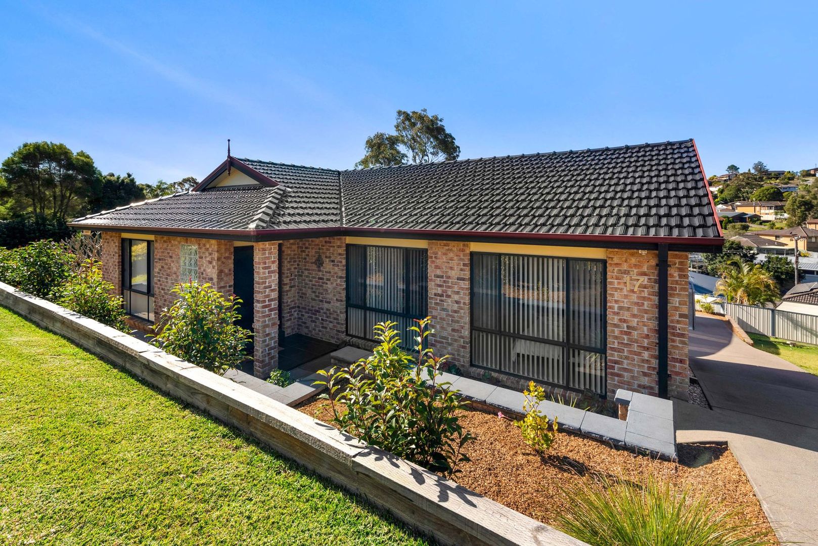17 Rosebery Avenue, Macquarie Hills Property History & Address
