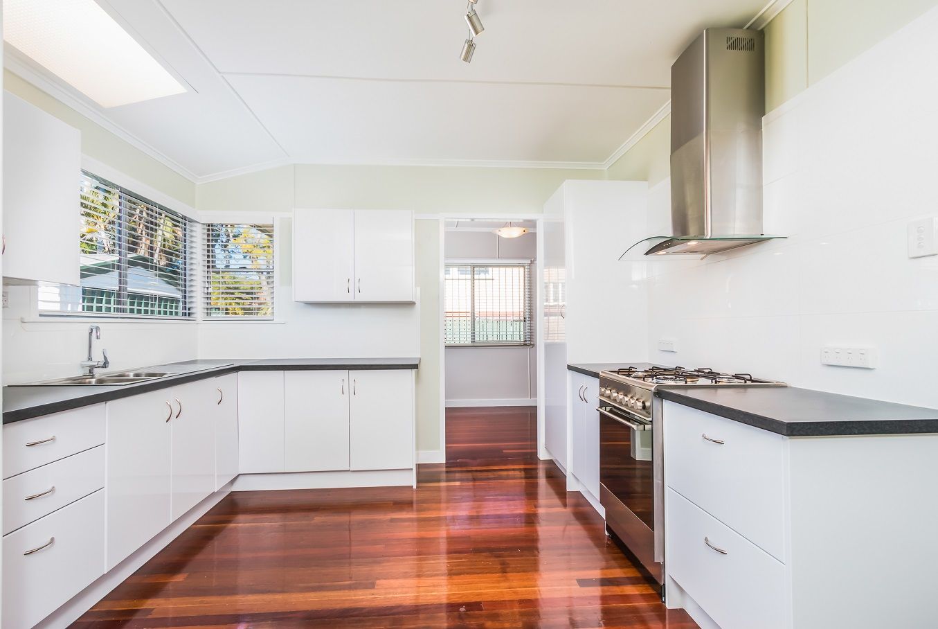 6 Wemvern St, Upper Mount Gravatt QLD 4122, Image 0