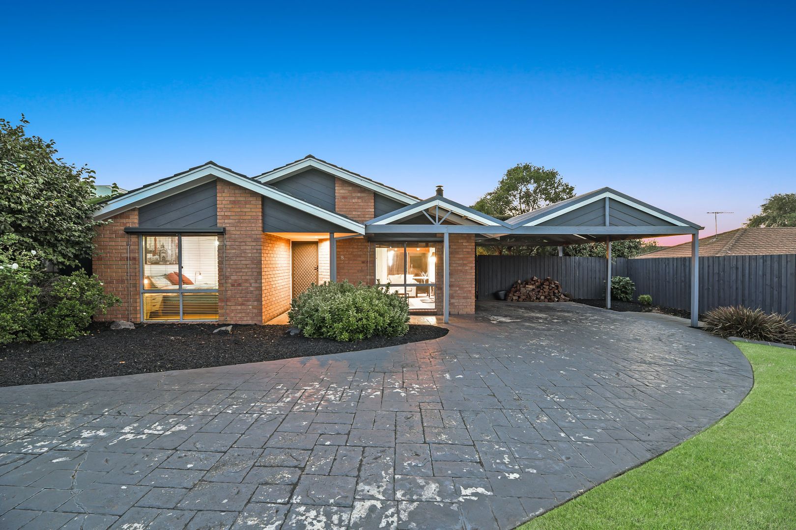 8 Barber Court, Berwick VIC 3806, Image 2