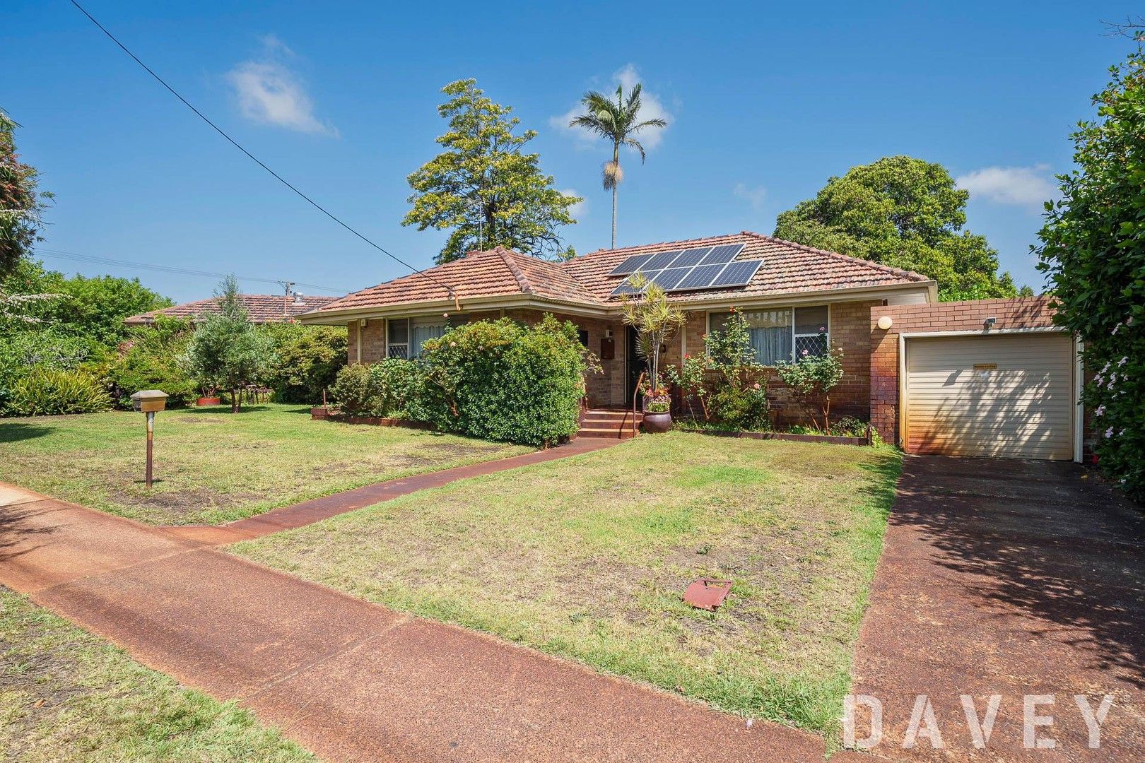 5 Leeder Street, Glendalough WA 6016