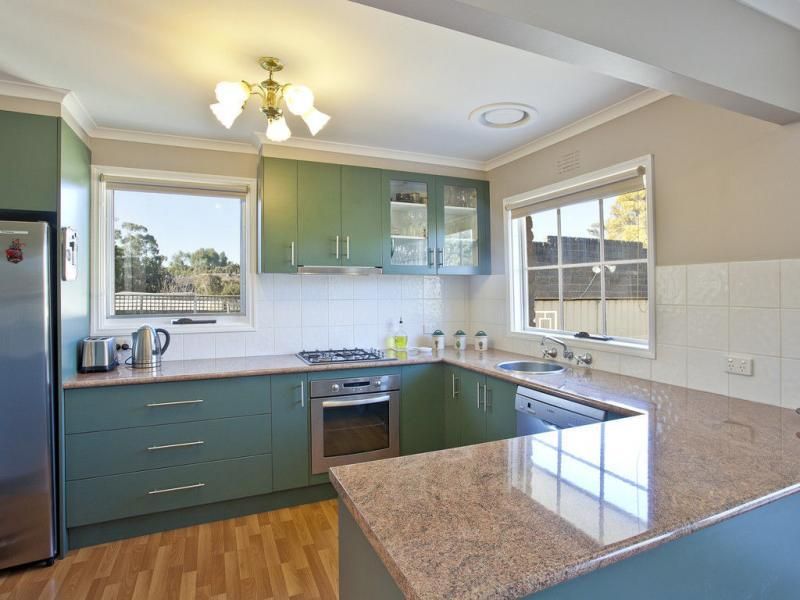 16 Boeing Road, STRATHMORE HEIGHTS VIC 3041, Image 1