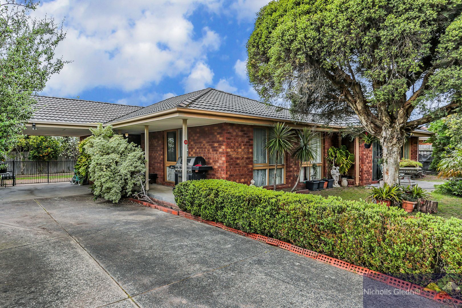 54 Thomas Mitchell Drive, Endeavour Hills Property History & Address